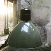 Olijfgroene pendellamp Frisk in industr. ontwerp