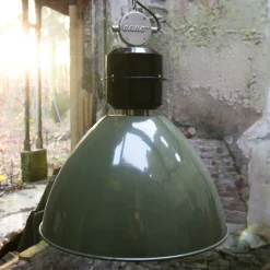 Olijfgroene pendellamp Frisk in industr. ontwerp