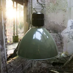 Olijfgroene pendellamp Frisk in industr. ontwerp