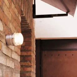 Oluce Fresnel - Wandlamp met glazen lens IP44, grijs