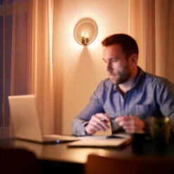 Philips Classic B35 LED kaarslamp goud E14 2,5W