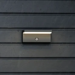 Philips LED buitenwandlamp Bustan UE, sensor, 2.700 K