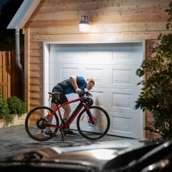 Philips LED lamp E27 A60 sensor 8W 2.700K mat