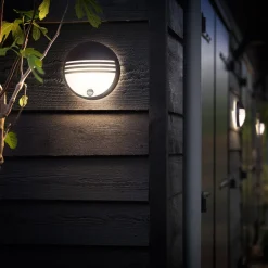 Philips Yarrow LED outdoor wandlamp met sensor