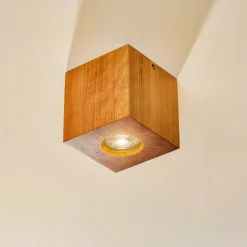 Plafondlamp Ara als houten kubus