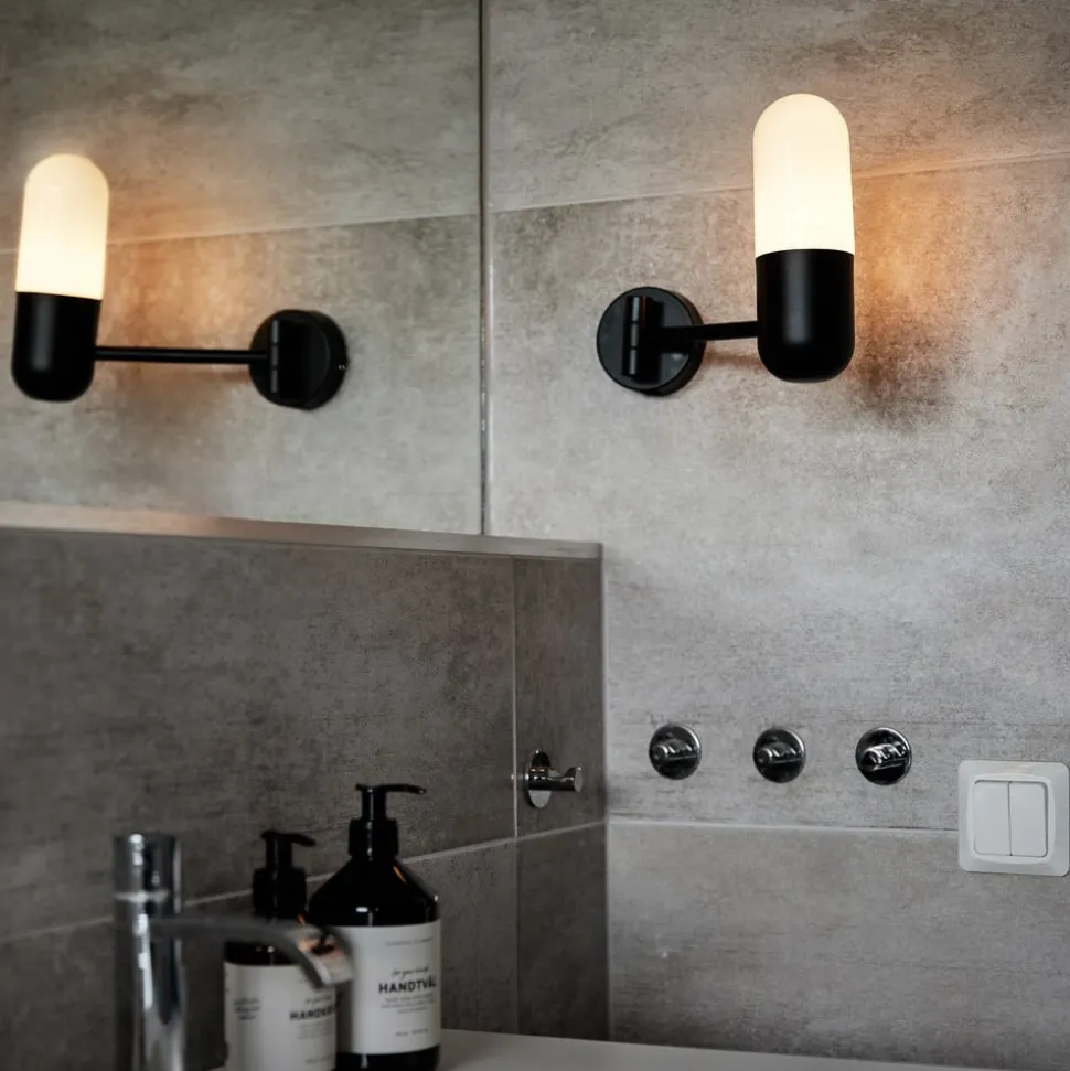 PR Home badkamer wandlamp Zeta, zwart, IP44, draaibaar