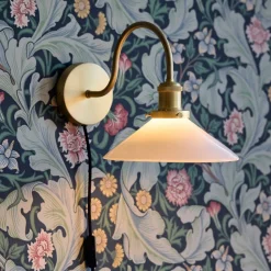 PR Home Wandlamp Axel, messingkleurig, kap van opaalglas