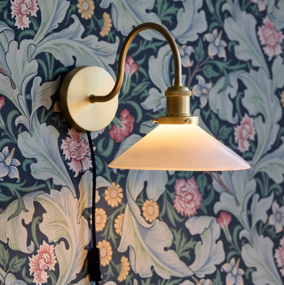 PR Home Wandlamp Axel, messingkleurig, kap van opaalglas