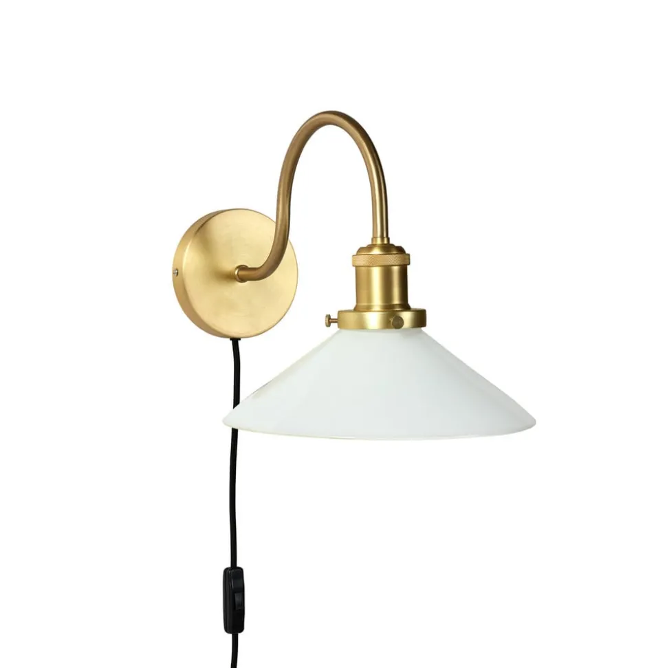 PR Home Wandlamp Axel, messingkleurig, kap van opaalglas