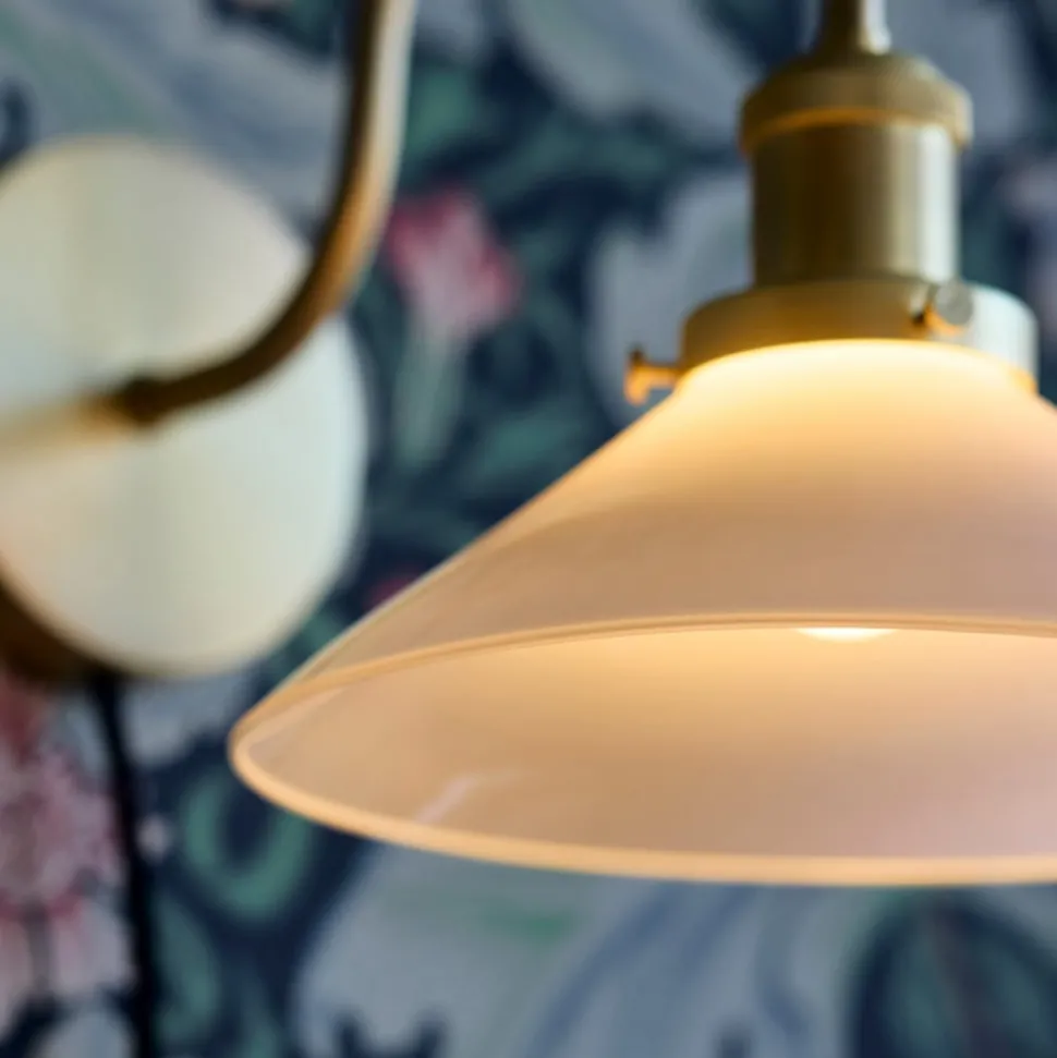 PR Home Wandlamp Axel, messingkleurig, kap van opaalglas