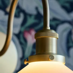 PR Home Wandlamp Axel, messingkleurig, kap van opaalglas