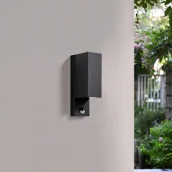 Prios buitenwandlamp Tetje, zwart, hoekig, sensor