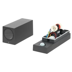 Prios buitenwandlamp Tetje, zwart, hoekig, sensor