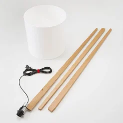 Quitani vloerlamp Nida, houten frame, witte kap