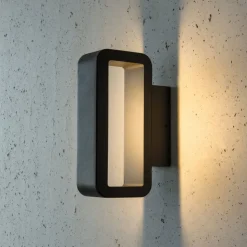 Rechtlijning vormgegeven LED buitenwandlamp Juno