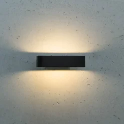 Rechtlijning vormgegeven LED buitenwandlamp Juno