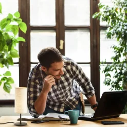 Tafellamp Kira, stoffen kap, zwart/zand