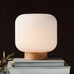 Tafellamp Milford met glazen kap en houten voet