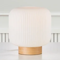 Tafellamp Milford met glazen kap en houten voet