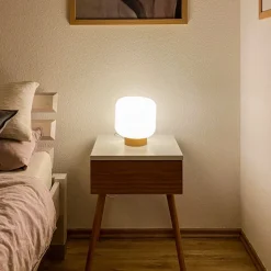 Tafellamp Milford met glazen kap en houten voet