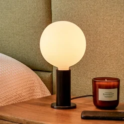 Tala tafellamp Knuckle, lamp van opaalglas, zwart eiken