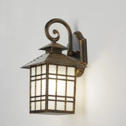 Traditionele buitenwandlamp ILKA, lantaarnvorm