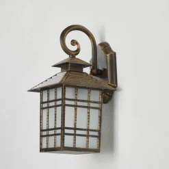 Traditionele buitenwandlamp ILKA, lantaarnvorm