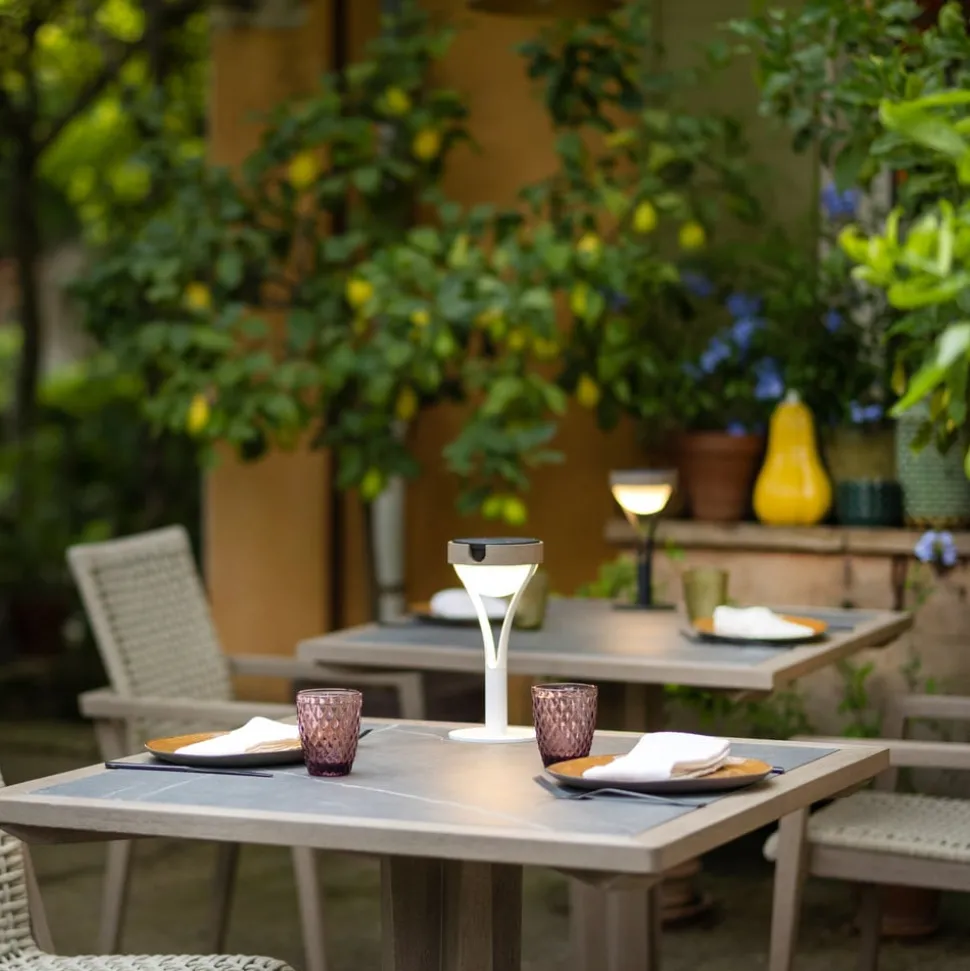 Tyble LED tafellamp op zonne-energie, wit / teak, 2.700 K, 200 lm