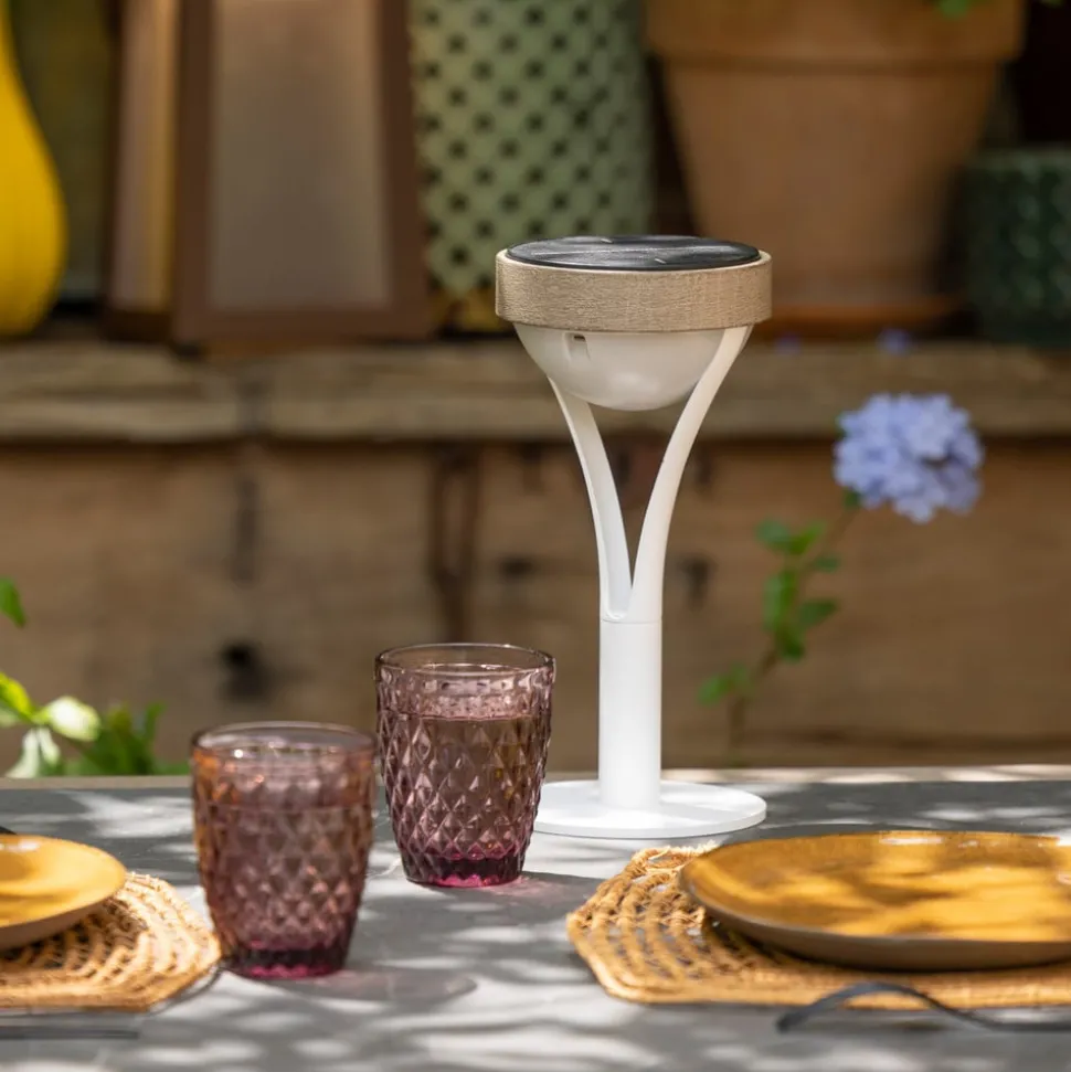 Tyble LED tafellamp op zonne-energie, wit / teak, 2.700 K, 200 lm