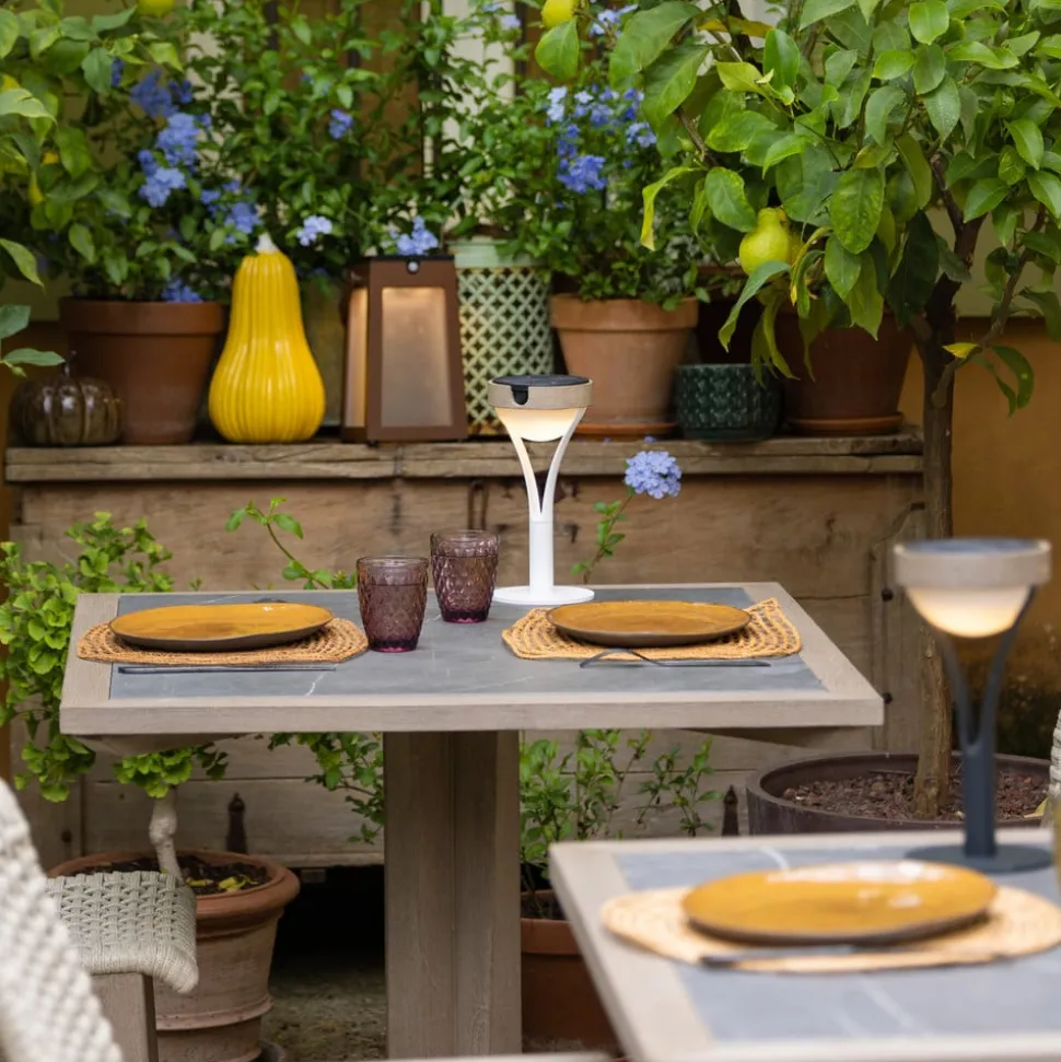 Tyble LED tafellamp op zonne-energie, wit / teak, 2.700 K, 200 lm