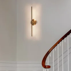 UMAGE LED wandlamp Omni, messing, lengte 74 cm