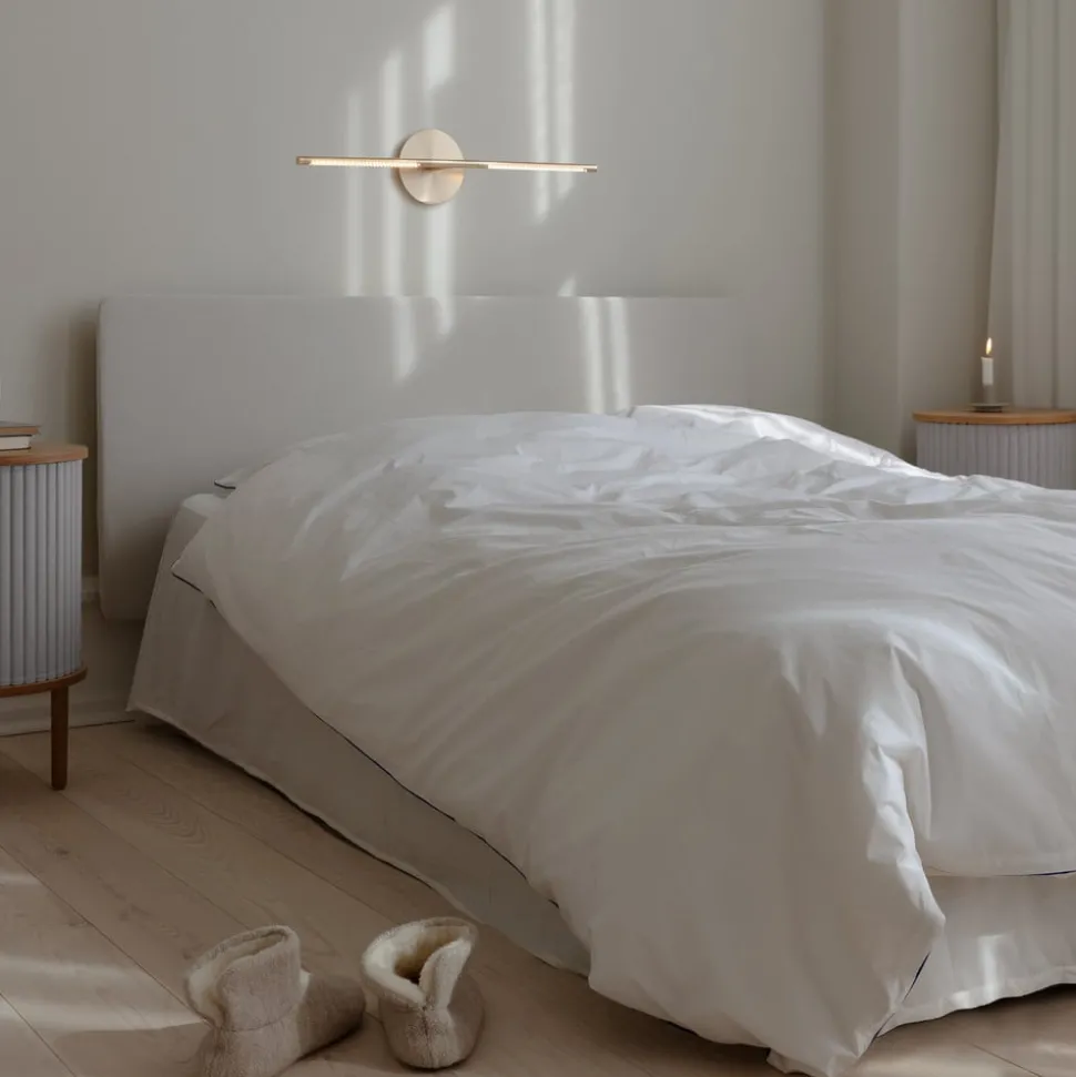 UMAGE LED wandlamp Omni, messing, lengte 74 cm