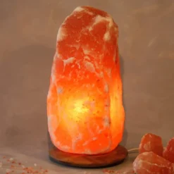 Verlichte zoutkristal Rock met houten voet