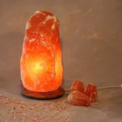 Verlichte zoutkristal Rock met houten voet