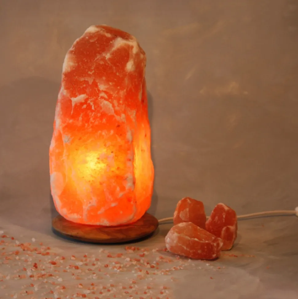 Verlichte zoutkristal Rock met houten voet