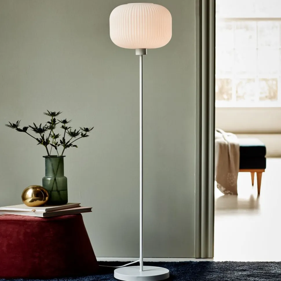 Vloerlamp Milford met witte kap van glas
