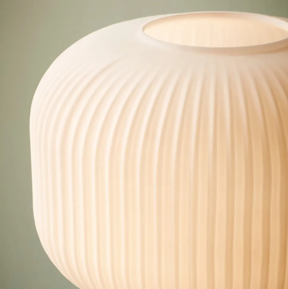 Vloerlamp Milford met witte kap van glas