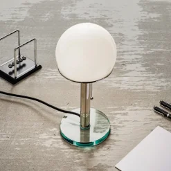 Wagenfeld-tafellamp, glazen voet, metalen staander