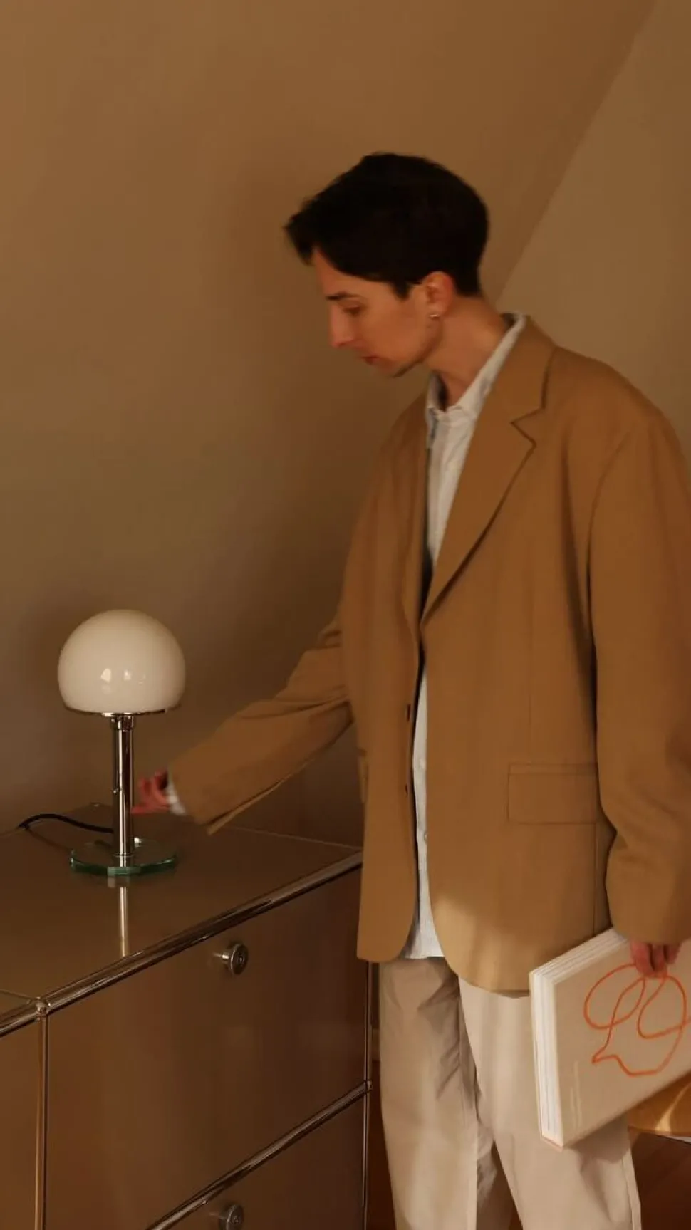 Wagenfeld-tafellamp, glazen voet, metalen staander