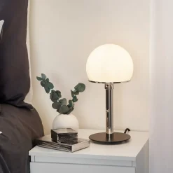 Wagenfeld-tafellamp met zwart gelakte voet