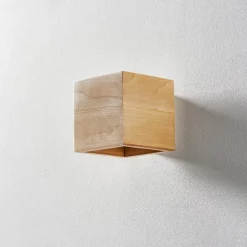 Wandlamp Ara als houten kubus