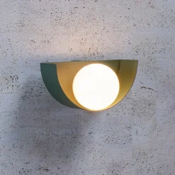 Wandlamp Benni met bolkap van glas, groen