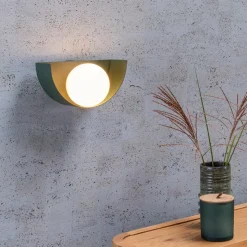 Wandlamp Benni met bolkap van glas, groen