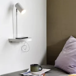 Wandlamp Cody, met legbord en USB-poort, wit