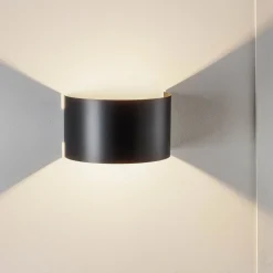 Wandlamp Fold met gebogen kap in zwart