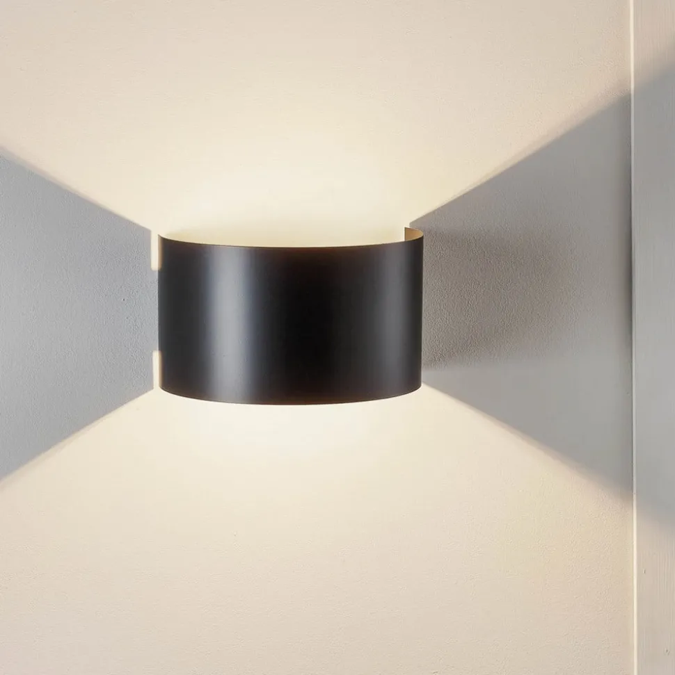 Wandlamp Fold met gebogen kap in zwart