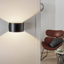 Wandlamp Fold met gebogen kap in zwart