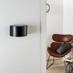 Wandlamp Fold met gebogen kap in zwart