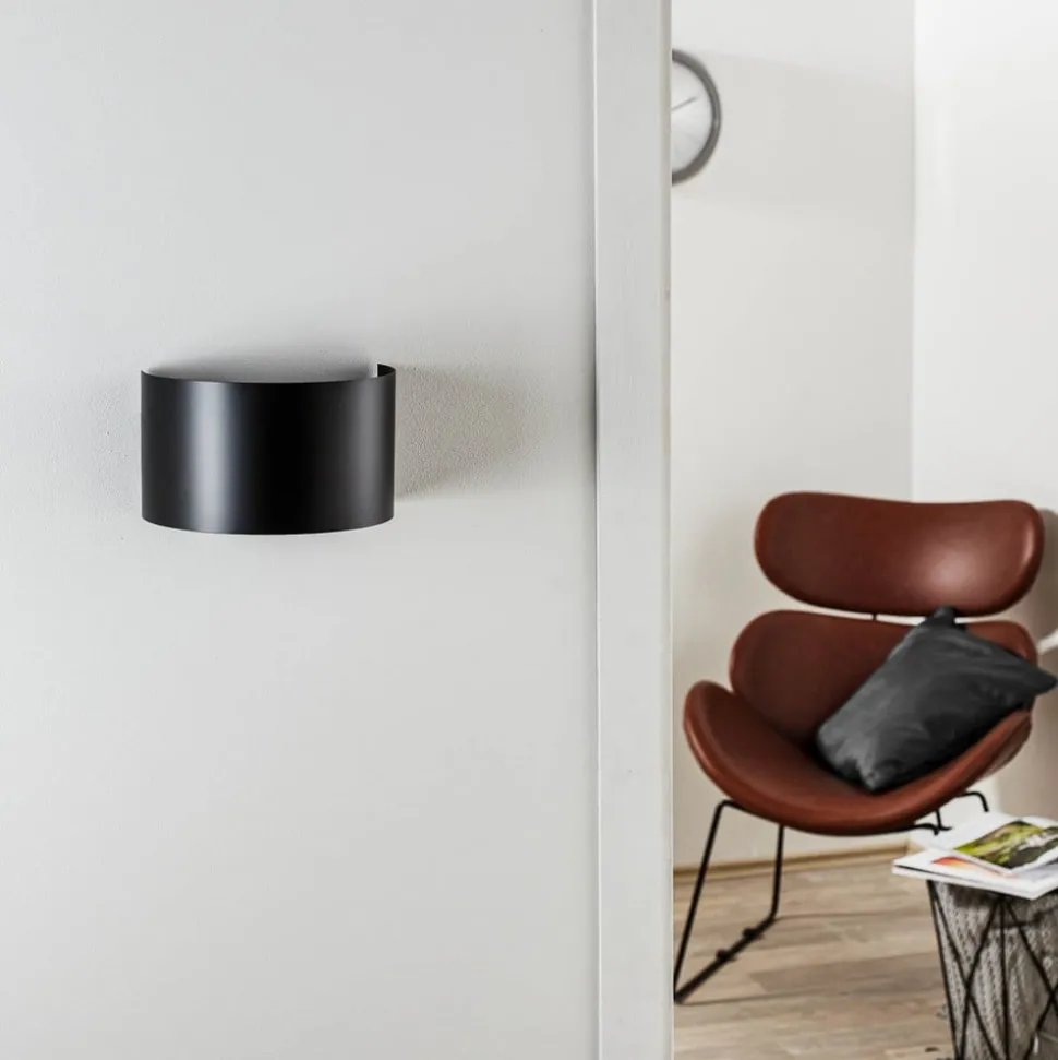 Wandlamp Fold met gebogen kap in zwart
