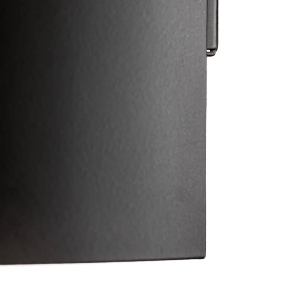 Wandlamp Fold met gebogen kap in zwart